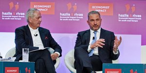 O Αλέξανδρος Εξάρχου με τον Daniel Franklin, executive editor του “The Economist”