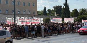Συγκέντρωση διαμαρτυρίας από φοιτητές στο Σύνταγμα για το νομοσχέδιο με τις διαγραφές