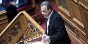 Ο πρόεδρος του ΣΥΡΙΖΑ-ΠΣ, Σωκράτης Φάμελλος στο βήμα της Βουλής