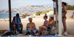 Άνθρωποι στην σκιά, στην παραλία του Φλοίσβου 