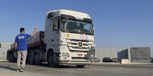 Φορτηγό μεταφέρει ανθρωπιστική βοήθεια στο πέρασμα Ράφα, μεταξύ Αιγύπτου και Λωρίδας της Γάζας, την Κυριακή 27 Ιουλίου 2025