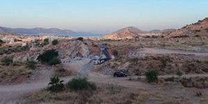 Συνελήφθησαν τρεις οδηγοί φορτηγών να ρίχνουν απόβλητα σε λατομείο της Σαλαμίνας