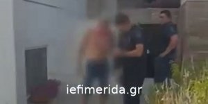 Αστυνομικοί της ΕΛ.ΑΣ. απεγκλωβίζουν κόσμο από σπίτια στις Αφίδνες