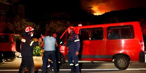 Πυροσβέστες επιχειρούν κατά τη διάρκεια της νύχτας