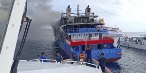 Ένα σωστικό σκάφος πλησιάζει το επιβατικό φεριμπότ KM Barcelona 5, μετά την εκδήλωση πυρκαγιάς στα ανοιχτά του νησιού Τάλιζε