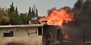 Καίγονται τα πρώτα σπίτια στο Κρυονέρι