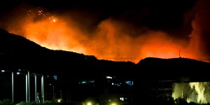 Νύχτα-κόλαση στην Ιεράπετρα της Κρήτης, μαίνεται η πυρκαγιά