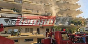Πυροσβεστικά οχήματα σε φωτιά σε πολυκατοικία στη Πάτρα