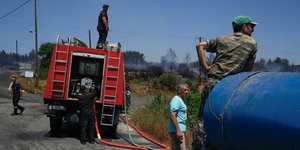 Πυροσβέστες και στρατιώτες σε πυρκαγιά
