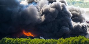 Ριτσώνα: Ξέσπασε φωτιά σε εργοστάσιο πλαστικών στην βιομηχανική περιοχή