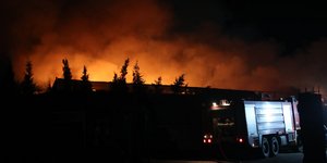 Σε εξέλιξη η επιχείρηση κατάσβεσης της φωτιάς στη ΒΙΠΕ Σίνδου
