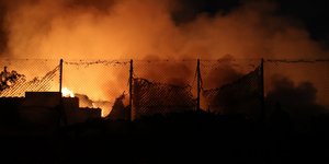 Μαίνεται η φωτιά στη ΒΙΠΕ Σίνδου