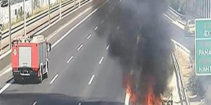 Από τη φωτιά που ξέσπασε στην Αττική Οδό