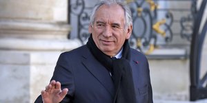 Ο Φρανσουά Μπαιρού χαιρετά