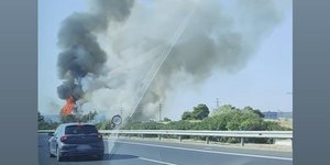 Φωτιά σε αγροτοδασική έκταση στον παράδρομο της Αττικής Οδού στο Κορωπί