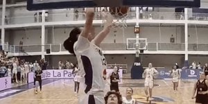 Γαλλίδα καρφώνει σε αντίπαλη μπασκέτα