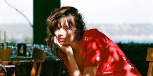 Το ένα προϊόν μακιγιάζ που δεν λείπει ποτέ από τη βαλίτσα διακοπών μιας beauty editor