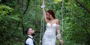 Viral οι πόζες από νύφες και γαμπρούς