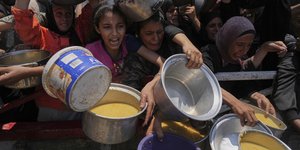 Κάτοικοι της Γάζας ικετεύουν για να γεμίσουν τις κατσαρόλες τους με φαγητό και νερό