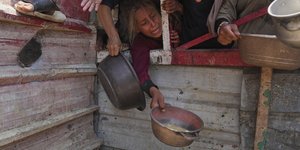 Κάτοικοι της Γάζας ικετεύουν για να γεμίσουν τις κατσαρόλες τους με φαγητό και νερό