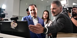 Ο Άδωνις Γεωργιάδης στο τηλεφωνικό κέντρο 1566