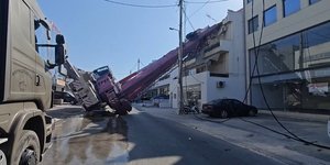 Γερανοφόρο όχημα έπεσε σε διώροφο σπίτι στο Περιστέρι