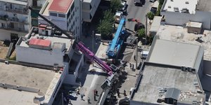 Εικόνα από drone με τον γερανό που έπεσε σε σπίτι στο Περιστέρι