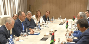 Στιγμιότυπο από την συνάντηση του Γιώργου Γεραπετρίτη με τον ηγέτη της ανατολικής Λιβύης, στρατάρχη Χαφτάρ