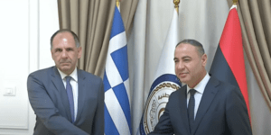 Ο υπουργός Εξωτερικών Γιώργος Γεραπετρίτης με τον Λίβυο ομόλογό του