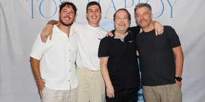 Ο Γιάννης Πάριος με τους τρεις γιους του