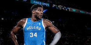 Ο Γιάννης Αντετοκούνμπο με τη φανέλα της Εθνικής