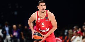 Ο Γιαννούλης Λαρεντζάκης με τη φανέλα του Ολυμπιακού