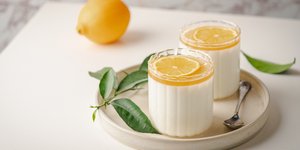 Δροσερό γιαουρτογλυκό με ζελέ λεμόνι χωρίς ζάχαρη / Φωτογαφία: Shutterstock
