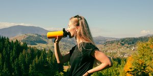 Γυναίκα πίνει από παγούρι