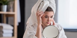 Γυναίκα περιποιείται το πρόσωπό της