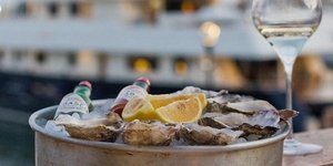 δίσκος στρείδια κρασία βεράντα γιοτ θάλασσα