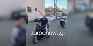 Νύφη σε μοτοσικλέτα στα Χανιά