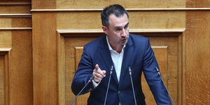 Ο Αλέξης Χαρίτσης στη Βουλή