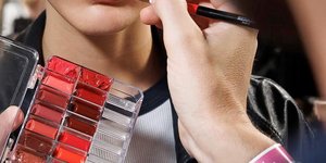 Ζεστές αποχρώσεις, έντονο στιλ: Τα κραγιόν που θα φορεθούν περισσότερο το φθινόπωρο