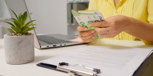 Γυναίκα μετρά ευρώ σε μετρητά 