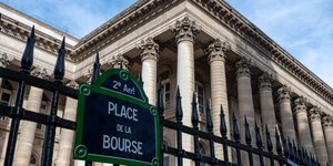 Το εξωτερικό του χρηματιστηρίου του Παρισιού, στην «πλατεία Χρηματιστηρίου»