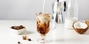 Κρύος εσπρέσο latte με πάστα χουρμά και γάλα καρύδας / Φωτογραφία: Shutterstock
