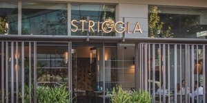 εστιατόριο ταμπέλα μαγαζί φυτά φώτα πρόσοψη Striggla γαστροταβέρνα