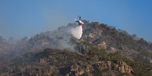 Ελικόπτερο κάνει ρίψη νερού πάνω από την πυρκαγιά στην Ιεράπετρα