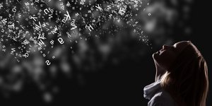 Η ανθρώπινη ομιλία είναι ένα εξαιρετικά ευαίσθητο εργαλείο επικοινωνίας, το οποίο επηρεάζεται από ποικίλους βιολογικούς, ψυχολογικούς και περιβαλλοντικούς παράγοντες / SHUTTERSTOCK