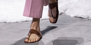 Τα επίμαχα σανδάλια της Prada