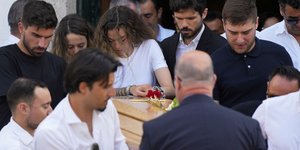 Η σύζυγός του πάνω από το φέρετρο