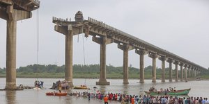 Η γέφυρα που κατέρρευσε στην Ινδία
