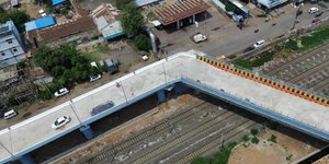 Οι Ινδοί έφτιαξαν την πιο άχρηστη γέφυρα 