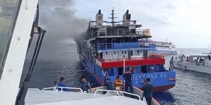 Mεγάλη πυρκαγιά σε φέρι στην Ινδονησία
